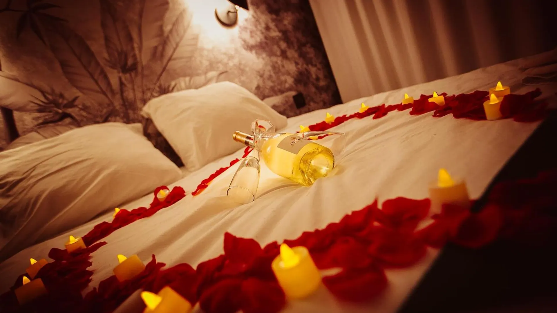 Love Room Du Mont D'Or - Baignoire Spa - Minibar Offert Marseille 0*,  Frankrike