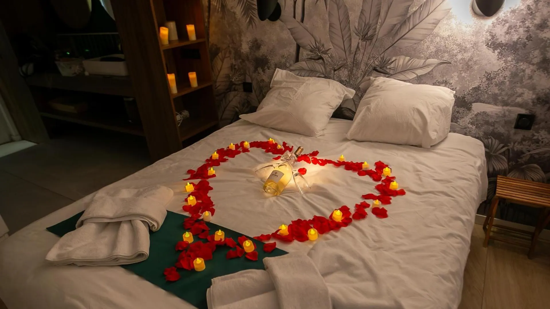 Love Room Du Mont D'Or - Baignoire Spa - Minibar Offert Marseille Romantiskt hotell